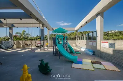 A área de jogos para crianças em Sua estadia exclusiva com piscinas e jacuzzi a 500m da praia - ELF
