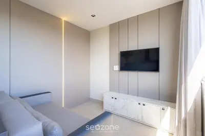 Uma televisão e/ou sistema de entretenimento em Sua estadia exclusiva com piscinas e jacuzzi a 500m da praia - ELF