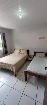 Uma cama ou camas num quarto em Hospedagem Reis e Japonês