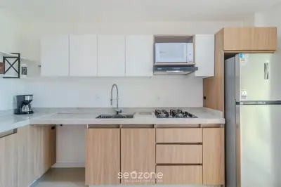 A cozinha ou kitchenette de Apto 2Q c/ Churrasq. e vista 550m da Praia OMC1303