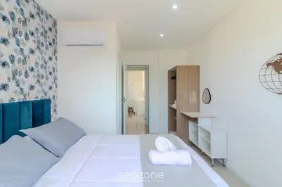 Uma cama ou camas num quarto em Apto 2Q c/ Churrasq. e vista 550m da Praia OMC1303