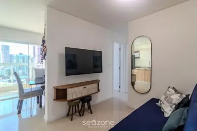 Uma televisão e/ou sistema de entretenimento em Apto 2Q c/ Churrasq. e vista 550m da Praia OMC1303