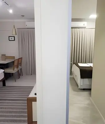 Uma cama ou camas num quarto em Apto 10 passos da Praia - Garagem - Ar Condicionado