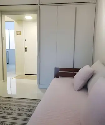 Uma cama ou camas num quarto em Apto 10 passos da Praia - Garagem - Ar Condicionado