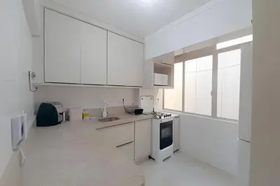 A cozinha ou kitchenette de Apto 10 passos da Praia - Garagem - Ar Condicionado