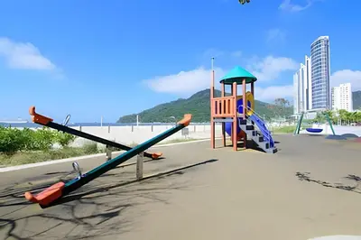 A área de jogos para crianças em Apto 10 passos da Praia - Garagem - Ar Condicionado