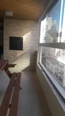 Uma televisão e/ou sistema de entretenimento em Apê Charmoso a Passos do Mar Aproveite Itapema!