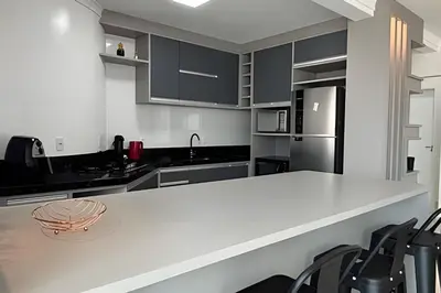 A cozinha ou kitchenette de 3 Quartos com A/C | 2 Vagas | 500m da Praia