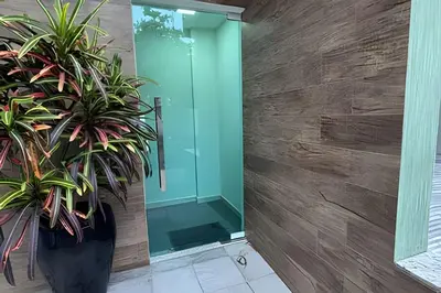 Uma casa de banho em 3 Quartos com A/C | 2 Vagas | 500m da Praia