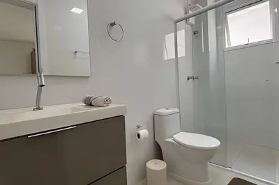 Uma casa de banho em 3 Quartos com A/C | 2 Vagas | 500m da Praia