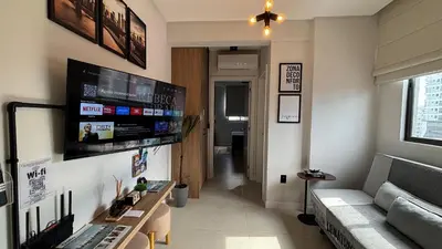 Uma televisão e/ou sistema de entretenimento em Porto Industrial: A/C | Vaga | Praia a 400m