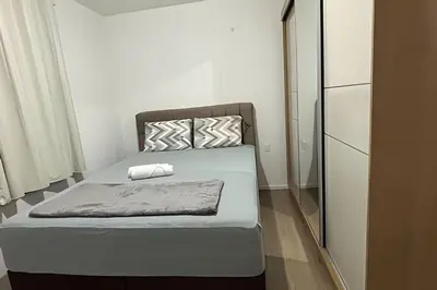 Uma cama ou camas num quarto em Apto prático | 2 Qtos + Lazer + Garagem