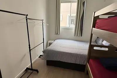 Uma cama ou camas num quarto em Apto prático | 2 Qtos + Lazer + Garagem