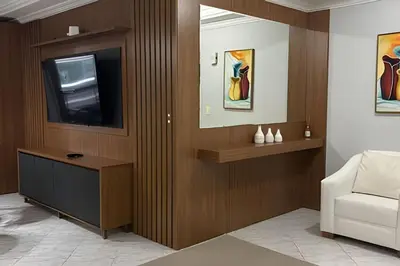 Uma televisão e/ou sistema de entretenimento em Apê amplo climatizado | Shopping e praia a 150m