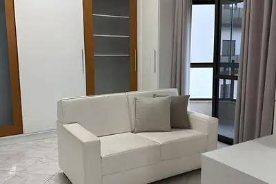 Uma área de estar em Apê amplo climatizado | Shopping e praia a 150m