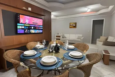 Uma televisão e/ou sistema de entretenimento em Apê amplo climatizado | Shopping e praia a 150m