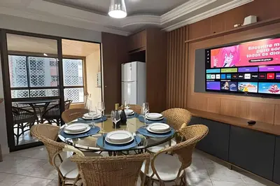 Uma televisão e/ou sistema de entretenimento em Apê amplo climatizado | Shopping e praia a 150m