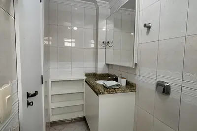 Uma casa de banho em Apê amplo climatizado | Shopping e praia a 150m