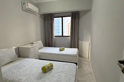 Uma cama ou camas num quarto em Apê amplo climatizado | Shopping e praia a 150m