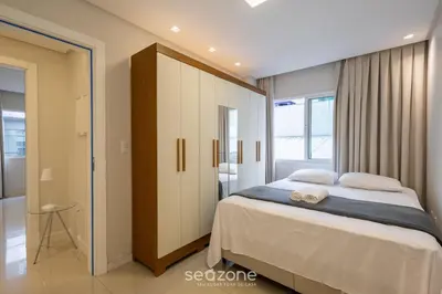 Uma cama ou camas num quarto em Aptos Modernos e Exclusivos em Meia Praia, a 450m do Mar - EST