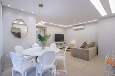 Uma televisão e/ou sistema de entretenimento em Aptos Modernos e Exclusivos em Meia Praia, a 450m do Mar - EST