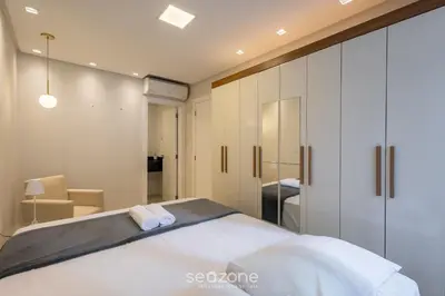Uma cama ou camas num quarto em Aptos Modernos e Exclusivos em Meia Praia, a 450m do Mar - EST
