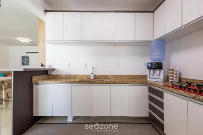 A cozinha ou kitchenette de Aptos Modernos e Exclusivos em Meia Praia, a 450m do Mar - EST