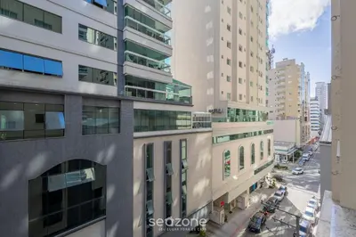 Uma vista geral de Meia Praia ou a vista da cidade a partir do apartamento