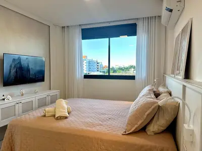 Uma cama ou camas num quarto em Palmas - Apto de praia moderno em HomeClub a 550m do mar