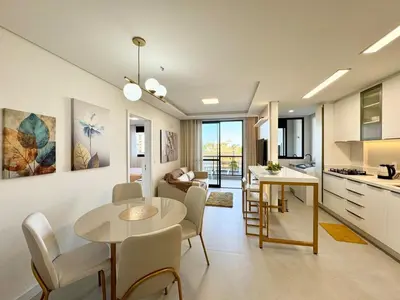 A cozinha ou kitchenette de Palmas - Apto de praia moderno em HomeClub a 550m do mar