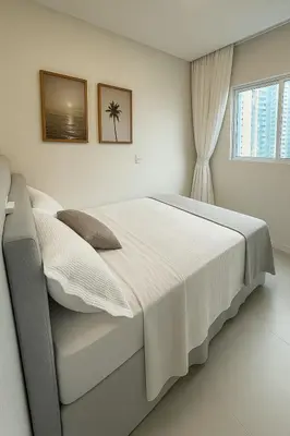 Uma cama ou camas num quarto em Apartamento com Varanda Gourmet a 400 m Meia Praia