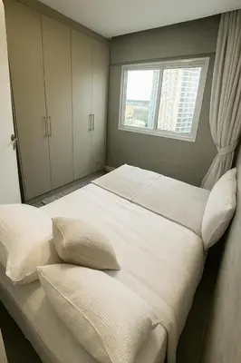 Uma cama ou camas num quarto em Apartamento com Varanda Gourmet a 400 m Meia Praia