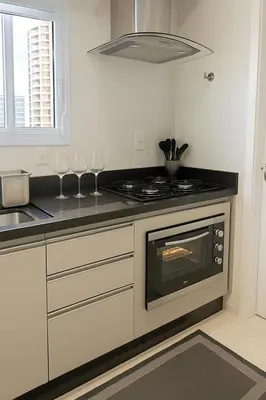 A cozinha ou kitchenette de Apartamento com Varanda Gourmet a 400 m Meia Praia