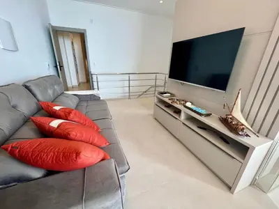 Uma televisão e/ou sistema de entretenimento em Cobertura Partenon 203