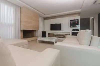 Uma televisão e/ou sistema de entretenimento em Casa deslumbrante, com vista para o mar