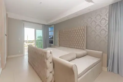 Uma área de estar em Casa deslumbrante, com vista para o mar