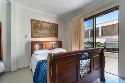 Uma cama ou camas num quarto em Cobertura com vista para o mar XM9679