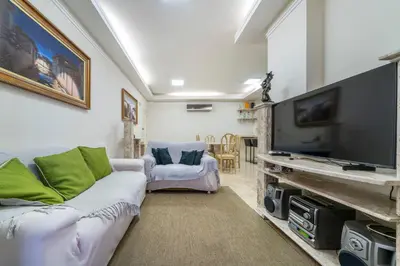 Uma televisão e/ou sistema de entretenimento em Cobertura c\\ vista para o mar em Itapema CV6489