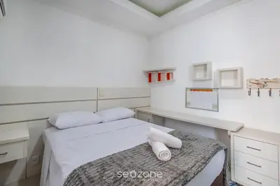 Uma cama ou camas num quarto em Hospede-se a passos do mar em Meia Praia - VIM