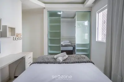 Uma cama ou camas num quarto em Hospede-se a passos do mar em Meia Praia - VIM