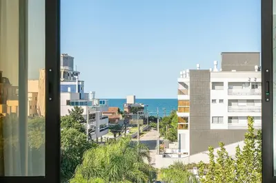 Uma vista do mar geral ou uma vista do mar a partir do apartamento