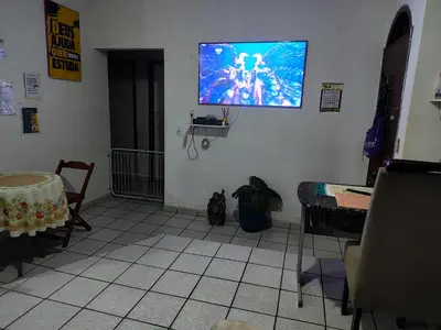 Uma televisão e/ou sistema de entretenimento em Cama Quarto Coletivo Hostel ou Quarto até 4 pessoas e Piscina Pousada Tijucas Lua Encantada
