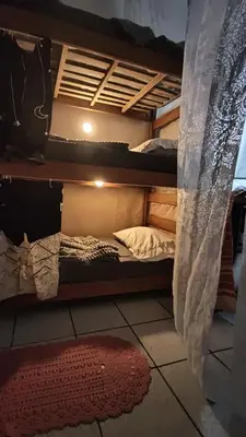 Uma cama ou camas num quarto em Cama Quarto Coletivo Hostel ou Quarto até 4 pessoas e Piscina Pousada Tijucas Lua Encantada