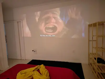 Uma televisão e/ou sistema de entretenimento em Suíte Master, Ar cond, Tela Cinema 150