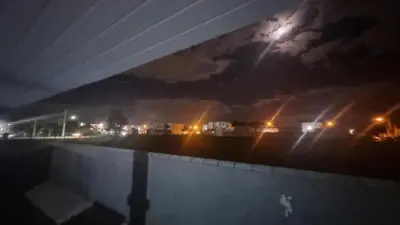 Uma varanda ou terraço em Suíte Master, Ar cond, Tela Cinema 150