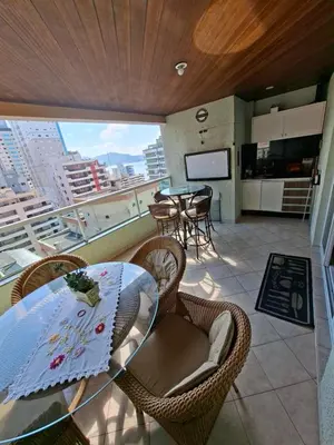 A cozinha ou kitchenette de Meia praia - Apartamento grande a 250 metros da praia
