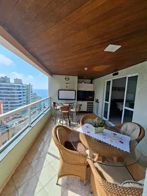 Uma varanda ou terraço em Meia praia - Apartamento grande a 250 metros da praia