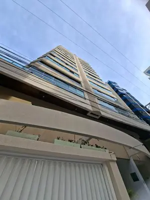 O edifício onde o apartamento está situado