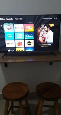 Uma televisão e/ou sistema de entretenimento em Room 8 on the bar with access to the best beaches BC