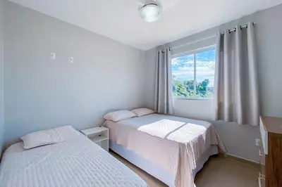Uma cama ou camas num quarto em Praia de Palmas - Conforto e Lazer a 500m do Mar! 0133